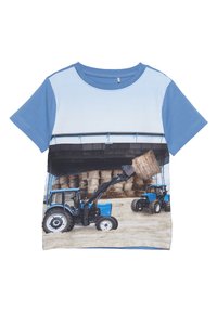Niebieska koszulka z krótkim rękawem z grafiką traktora, z jasnoniebieskim górnym panelem i szczegółowym nadrukiem dwóch niebieskich traktorów w scenerii stodoły.