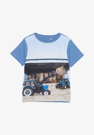 Korte mouw blauwe T-shirt met een tractorafbeelding, voorzien van een lichtblauwe bovenkant en een gedetailleerde print van twee blauwe tractors in een schuur.