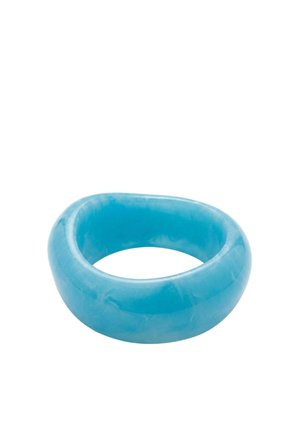 Glatter, abgerundeter blauer Jaderring mit polierter Oberfläche und leicht unregelmäßiger, organischer Form.