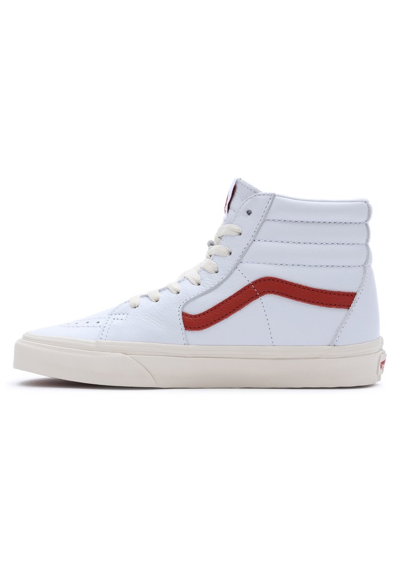 Höga sneakers i vit läder med texturerad finish, prydda med ett röd sidrand och krämfärgade gummisulor.