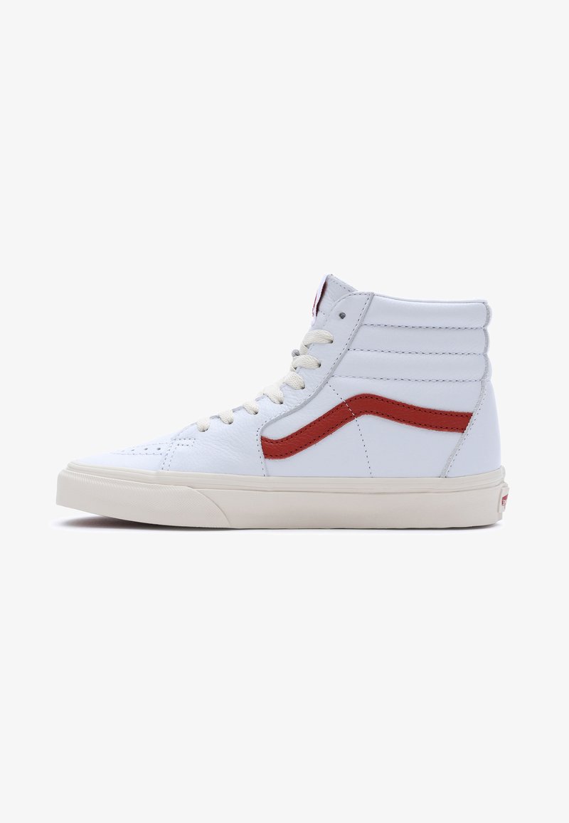 Hoge sneakers van wit leer met een gestructureerde afwerking, voorzien van een rode zijstrip en crèmekleurige rubberen zolen.