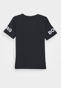 Černé bavlněné tričko s krátkými rukávy, se bílým nápisem "BORG" na každém rukávu. Hladká textura a klasický kulatý výstřih.
