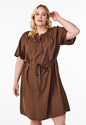 KNIELANGES MIT KURZEN ÄRMELN UND BINDEGÜRTEL - Shirt dress - rain drum