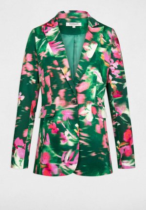 Blazer floral en verde con patrones en rosa y blanco. Presenta solapas con muesca, un solo botón y dos bolsillos frontales. Textura de tela suave.