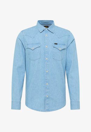 Svetlo modra denim srajca z dolgimi rokavi z zapiranjem na gumbe, dvema žepoma na prsih z gumbi, koničastim ovratnikom in majhnim logotipom Lee na levem žepu.