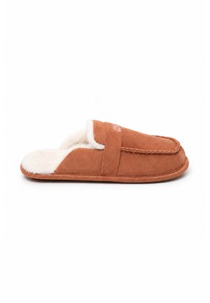 Chausson marron en daim à enfiler avec doublure en peluche blanche et couture style mocassin sur fond blanc.