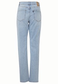 Jeans de mezclilla azul claro con diseño de pierna recta, que presentan dos bolsillos traseros y una etiqueta de cuero marrón en la pretina.