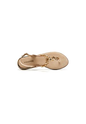 Sandalia tipo thong en tono dorado con una plantilla texturizada, adornada con piedras claras y una correa en un beige claro contrastante. Marca: Gioseppo.