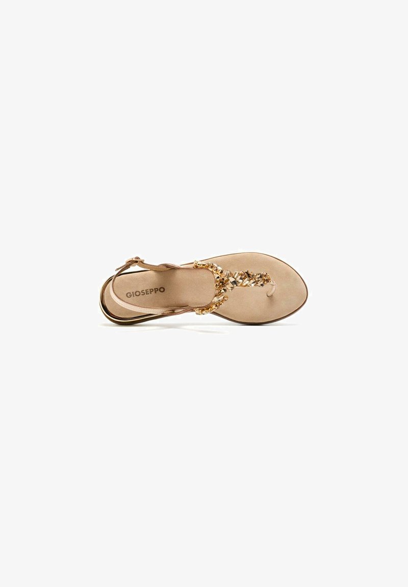 Sandalia tipo thong en tono dorado con una plantilla texturizada, adornada con piedras claras y una correa en un beige claro contrastante. Marca: Gioseppo.