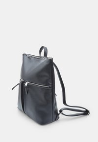 Zaino nero in pelle con finitura testurizzata, dotato di due tasche frontali con zip, spallacci regolabili e manico superiore.