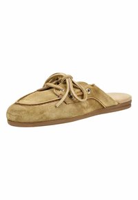 Tanfarvede ruskindssko med snørebånd foran og en flad brun sål, åben bagpå for nem påtagning.