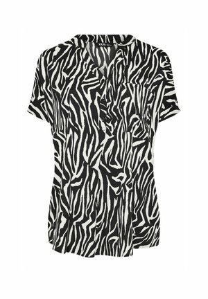 Kurzärmlige Bluse im schwarz-weißen Zebra-Muster mit V-Ausschnitt, Knopfdetail und einer einzelnen Brusttasche, aus leichtem Stoff gefertigt.