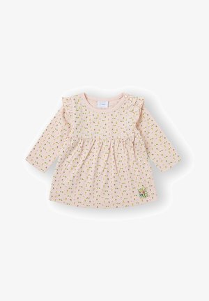 Vestido rosa de manga larga con estampado floral, mangas con volantes y detalle de botones en el hombro. La tela es suave, con cintura fruncida y un detalle bordado.