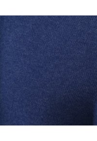 Blauwe gebreide stof met een fijne, gestructureerde weving. De kleur is een effen diepblauw. Geen duidelijke patronen of opvallende hardware zichtbaar.