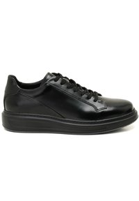 Schwarze Leder sneakers mit glatter Oberfläche, runder Zehenpartie und schwarzen Schnürsenkeln, ausgestattet mit einer dicken Sohle und minimalen Nähdetails.