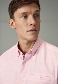 Next TEXTURED SHORT SLEEVE  - REGULAR FIT - Skjorter - pink