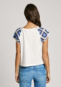 Pepe Jeans VERENICE - Apdrukāts T-krekls - mousse white
