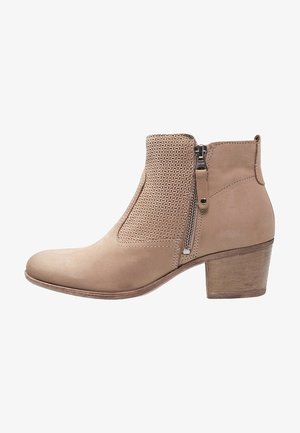 Beige Knöchelboot mit einem strukturierten gewebten Paneel und seitlichem Reißverschluss. Verfügt über eine abgerundete Spitze und einen mittelhohen Holzabsatz.