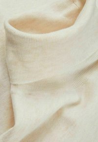 Tela de suéter de cuello alto acanalado color beige claro con una textura suave, que presenta un cuello alto y una caída fluida y suave. Sin patrones visibles.