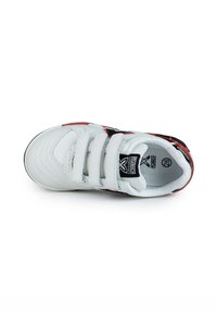Zapatilla deportiva blanca con acentos en negro y rojo, material de cuero liso, tres correas de Velcro y suela texturizada. El interior cuenta con un forro acolchado.