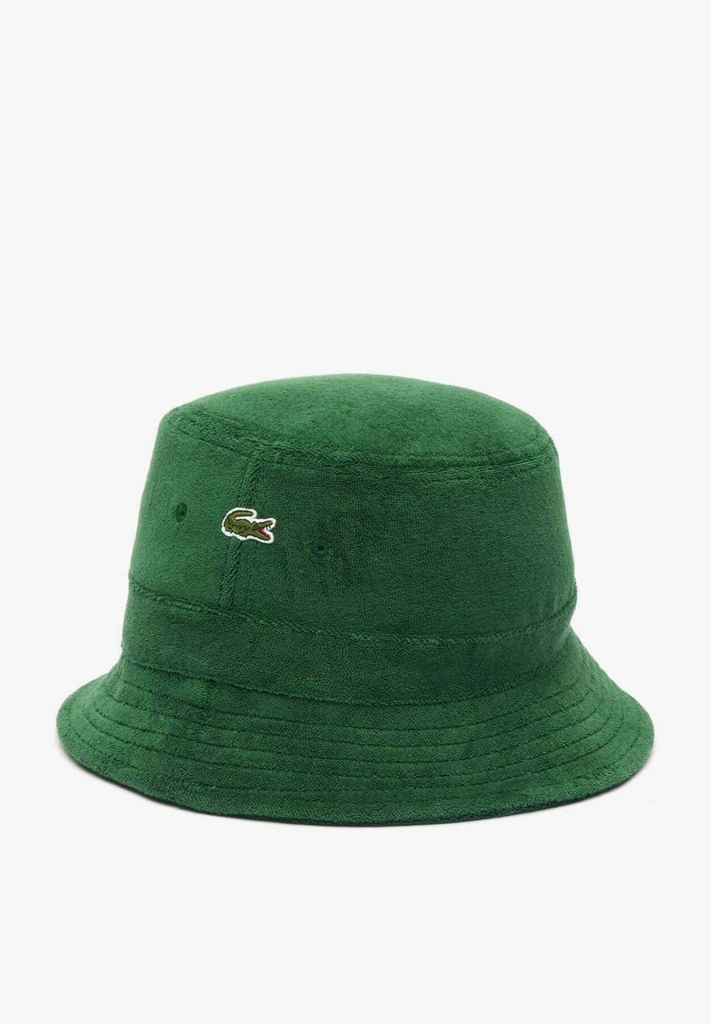 Zielony kapelusz typu bucket z frotté, z wyszywanym logo krokodyla z boku i przeszytym rondem.