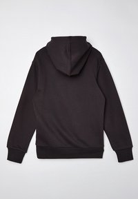 Černá mikina s kapucí z látky, vybavená šňůrkou na stažení a žebrovanými manžetami. Záda mají minimalistický design bez grafiky.