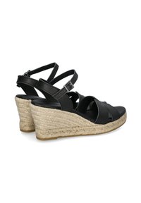 Zwarte wedge sandalen met gestructureerde leren banden, een geweven jute hak met een natuurlijke afwerking en een verstelbare gespsluiting bij de enkel.