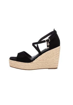 Las sandalias de cuña negras cuentan con una parte superior de ante con tiras cruzadas y una suela de plataforma de yute trenzado. El tacón mide aproximadamente 10 cm de altura.