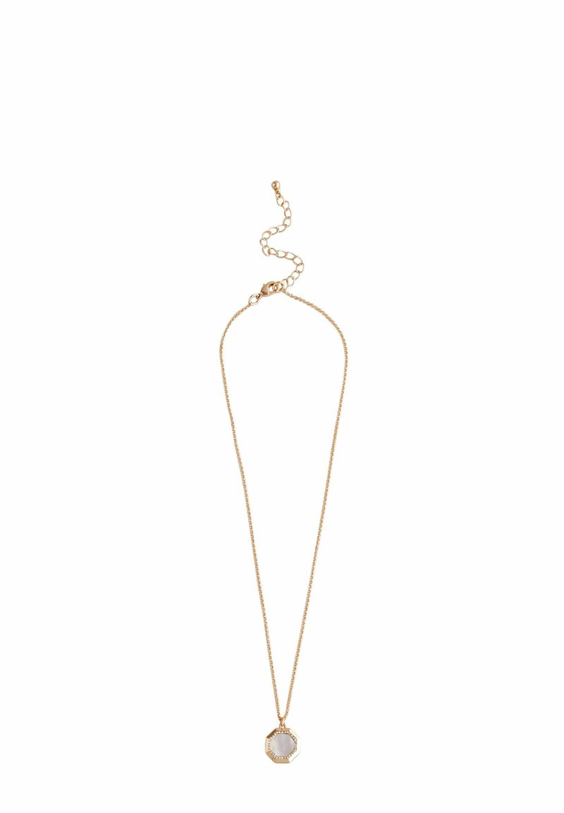 Guldtonad halsband med en fin kedja, prytt med en oktagonal berlock med en ljus sten och dekorativ kant, inklusive en hummerlås.