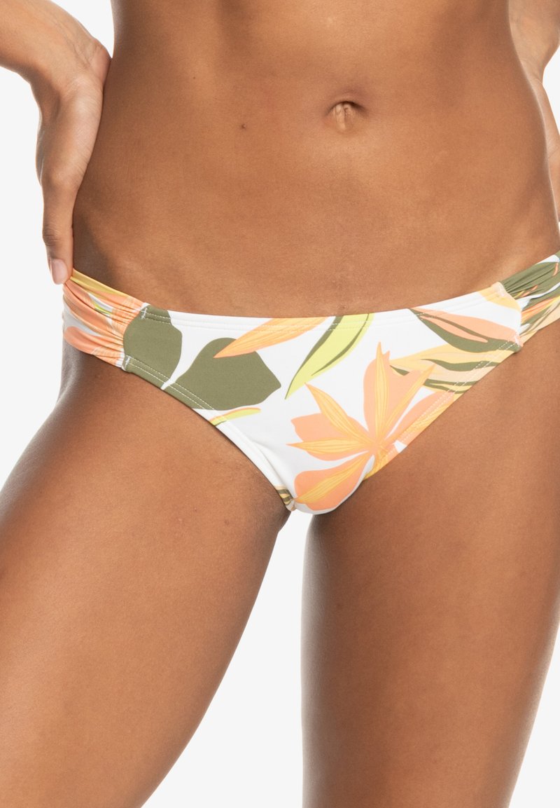 Bloemmotief bikini onderkant met witte basis, voorzien van oranje en groene tropische patronen, gerimpelde zijkant en een gladde stoftextuur.
