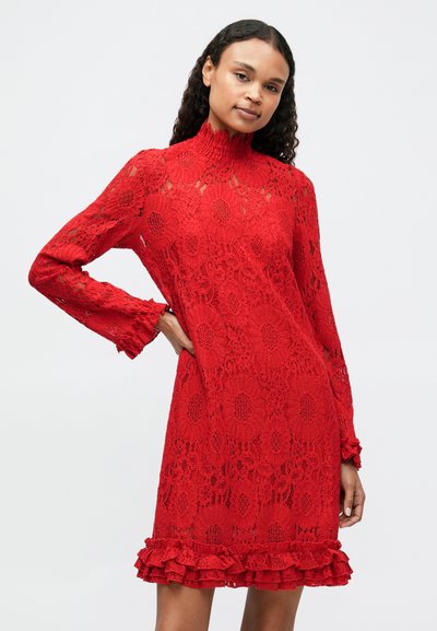Piros csipkés ruha magas nyakkal, hosszú ujjal, virágmintával és fodros hempercek. Illeszkedő szabású és texturált anyagú.