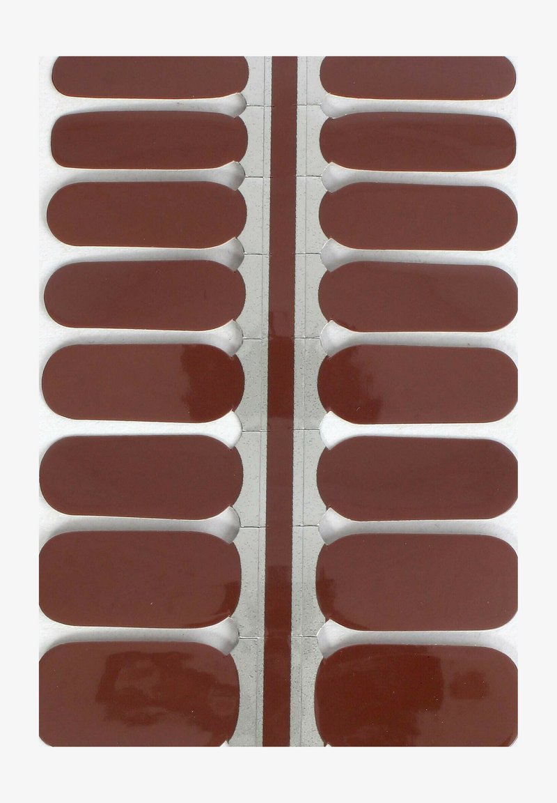 Bruine pleisters in een rasterpatroon op een witte achtergrond. Elke pleister heeft afgeronde hoeken en een glanzende afwerking.