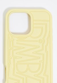 Funda de teléfono de silicona amarilla con patrones geométricos en relieve y esquinas redondeadas, diseñada para un modelo específico de teléfono.