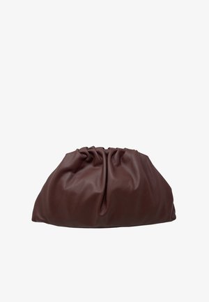 Borsa a pochette in pelle marrone con parte superiore arricciata e texture morbida, caratterizzata da una forma arrotondata e senza hardware o dettagli visibili.