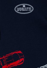 Maglietta in cotone blu navy con logo Bugatti in bianco e grafiche di auto sportive rosse stampate sul davanti.