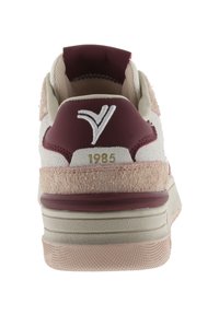 Sneaker con una combinazione di colori bordeaux e bianca. Presenta una parte posteriore in suede, una suola in gomma testurizzata e un logo cucito. L'anno "1985" in oro.