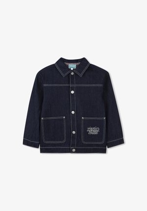Donkerdenim jack met een kraag, knopen aan de voorkant, twee grote zakken en witte stiksels. Bevat het "KENZO PARIS" logo op de zak.