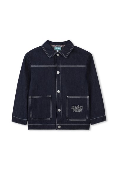 Veste en denim foncé avec un col, des boutons à l'avant, deux grandes poches et des coutures blanches. Présente le logo "KENZO PARIS" sur la poche.