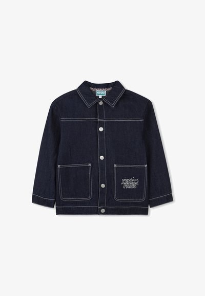 Veste en denim foncé avec un col, des boutons à l'avant, deux grandes poches et des coutures blanches. Présente le logo "KENZO PARIS" sur la poche.