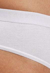 Slip bianco in cotone con una texture morbida e liscia. Presenta un logo FALKE sottile sulla fascia elastica in vita. I bordi senza cuciture migliorano il comfort.