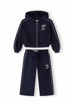 Granatowy dres dziecięcy z białymi przeszyciami, bluzą z kapturem zapinaną na zamek, przednimi kieszeniami, spodniami z elastyczną talią oraz małym białym haftem kokardki na piersi i nogawce.