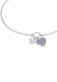Bracciale in argento con catena che presenta due charm a forma di cuore, uno liscio e uno decorato con pietre viola, creando un dettaglio contrastante.