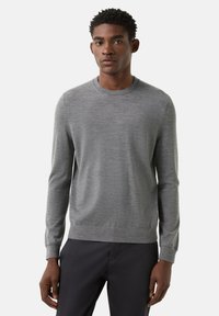 Grau gestrickter Pullover mit rundem Ausschnitt, langen Ärmeln und gerippten Bündchen. Der Stoff hat eine glatte Textur mit einem dezenten melierten Muster.