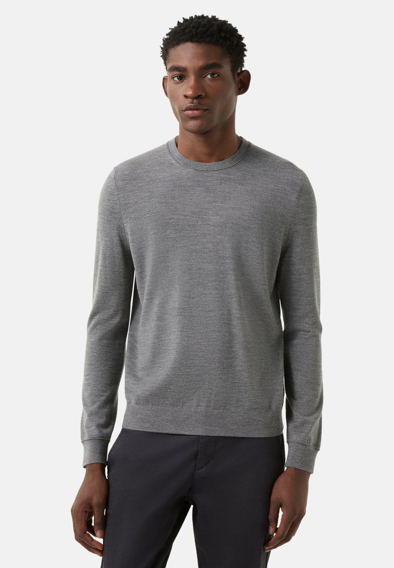 Grau gestrickter Pullover mit rundem Ausschnitt, langen Ärmeln und gerippten Bündchen. Der Stoff hat eine glatte Textur mit einem dezenten melierten Muster.