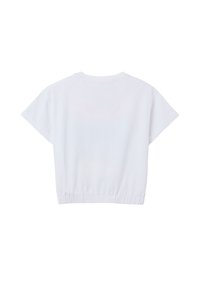 Camiseta corta blanca de algodón suave, con mangas cortas y dobladillo fruncido para un ajuste relajado. Textura suave, diseño minimalista.