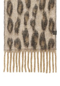 Beżowy szalik wykonany z miękkiego, strukturalnego materiału z brązowym wzorem w cętki. Wykończony frędzlami z węzłami.