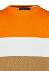 Strickpullover in Orange mit weißen und beigen horizontalen Streifen. Verfügt über einen runden Ausschnitt und einen strukturierten Stoff. Markenlabel angebracht.