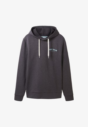 Ciemnoszara bluza z kapturem, z kieszenią kangurką, regulowanym kapturem i logo na klatce piersiowej, w zestawie z czarnymi spodniami i białymi trampkami.