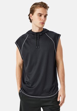 Zwarte mouwloze sporttop met een capuchon, gemaakt van een gestructureerde stof, met contrasterend grijs stiksel en verstelbare trekkoorden.