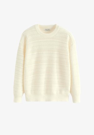 Pull en crème tricoté avec des rayures horizontales texturées, encolure ronde, et poignets et ourlet côtelés. Matériau doux et léger.